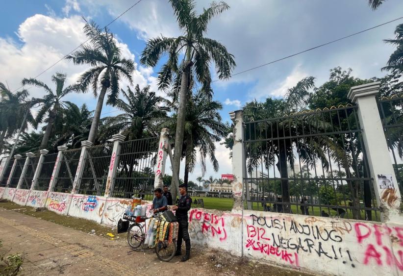 Suasana DPR Kondusif, Polisi Jajan Kopi Starling - Bagian 1
