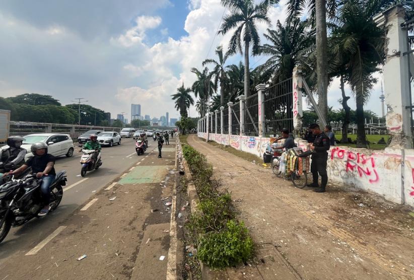 Suasana DPR Kondusif, Polisi Jajan Kopi Starling - Bagian 2
