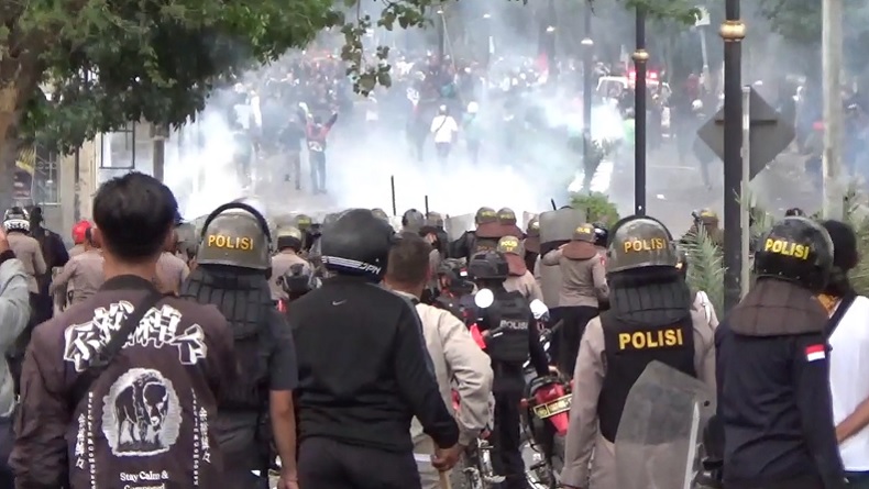 Pukul Mundur Massa di Depan DPRD Cianjur, Polisi  Tembakkan Gas Air Mata 