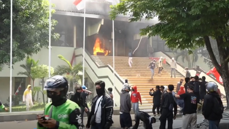 Massa Jebol Gerbang DPRD Kota Pekalongan, Pos Keamanan hingga Ruang Rapat Dibakar