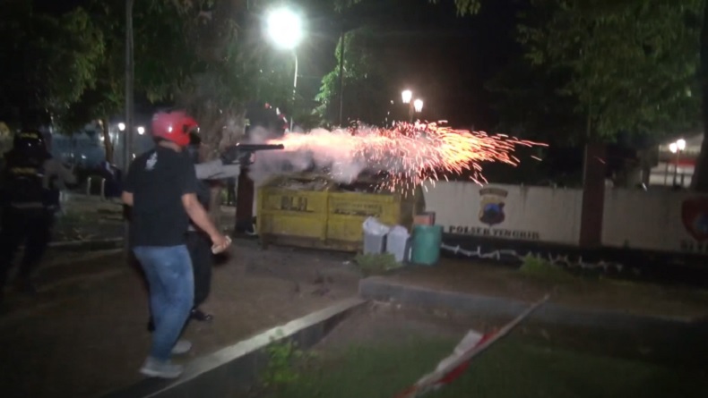 Aksi Solidaritas Kematian Affan Berujung Ricuh, Massa Jebol Gerbang Polres Salatiga