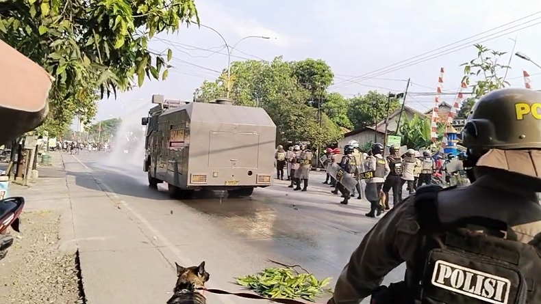 Grobogan Ricuh, Polisi Pukul Mundur Massa hingga Terpecah ke Dua Arah 