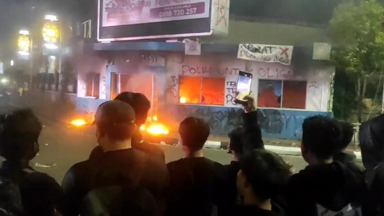 Demo di Serang Memanas, Pos Polisi Dibakar