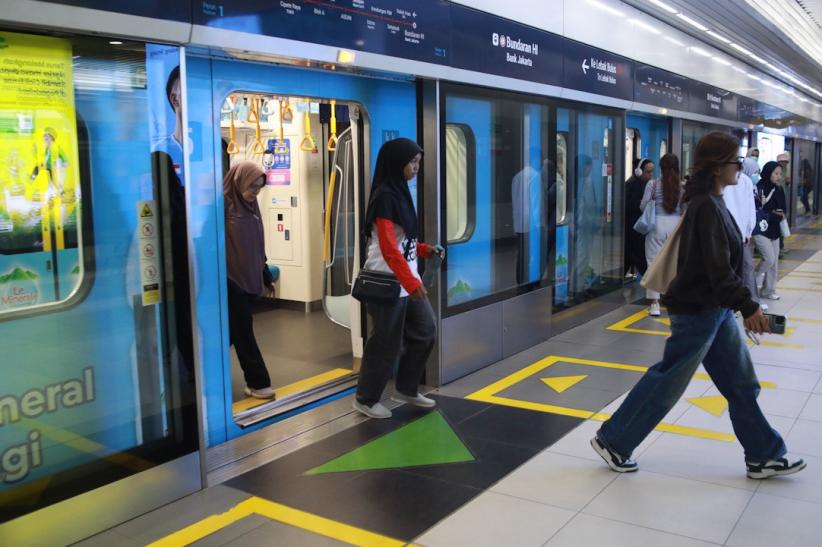 Jakarta Kondusif! Warga Antusias Naik Transportasi Umum Tarif Gratis - Bagian 4