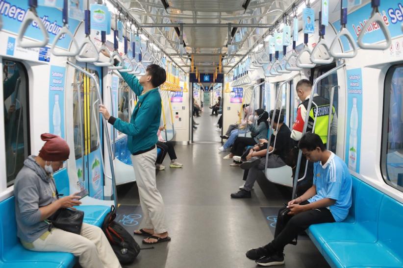 Jakarta Kondusif! Warga Antusias Naik Transportasi Umum Tarif Gratis - Bagian 5