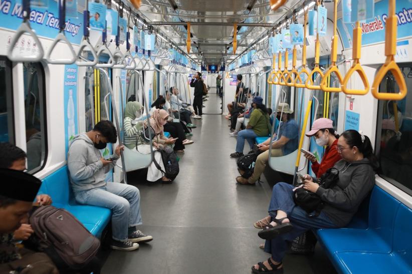Jakarta Kondusif! Warga Antusias Naik Transportasi Umum Tarif Gratis - Bagian 2