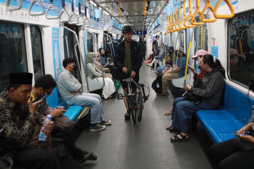 Jakarta Kondusif! Warga Antusias Naik Transportasi Umum Tarif Gratis - Bagian 3
