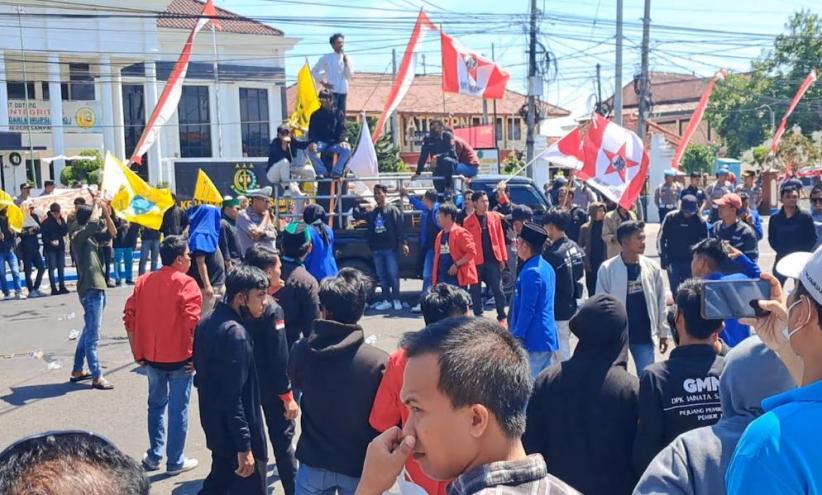 Mahasiswa di Sampang Gelar Aksi Damai, Massa sempat Ricuh saat Blokade Jalan