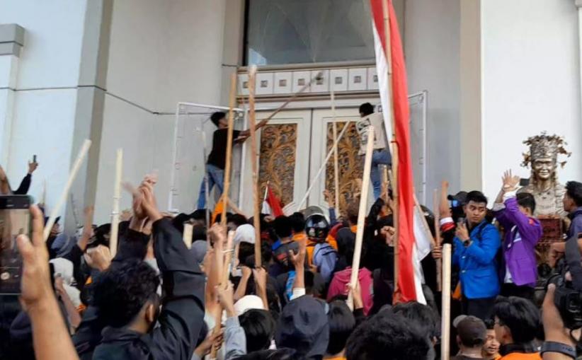 title Demo Rusuh di DPRD Jambi, Polisi Tangkap 17 Remaja Demo Rusuh di DPRD Jambi, Polisi Tangkap 17 Remaja