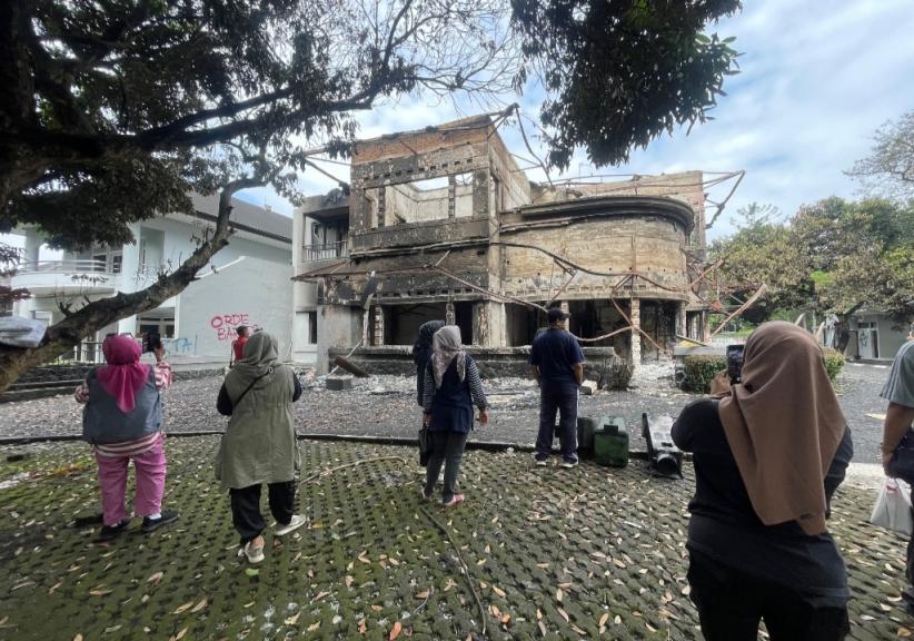 title Jadi Tontonan Warga, Begini Kondisi Gedung DPRD Jabar usai Dibakar saat Demo Rusuh Jadi Tontonan Warga, Begini Kondisi Gedung DPRD Jabar usai Dibakar saat Demo Rusuh