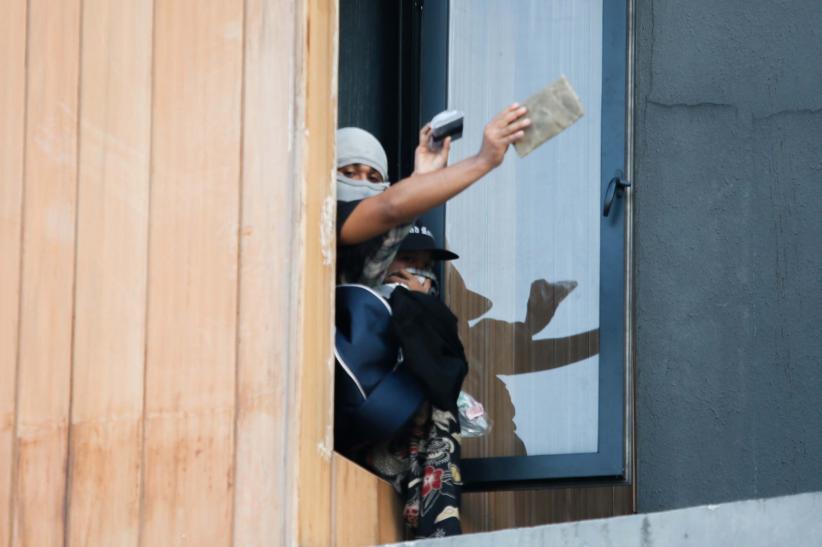 Rumah Anggota DPR Ahmad Sahroni Dikepung Massa - Bagian 4