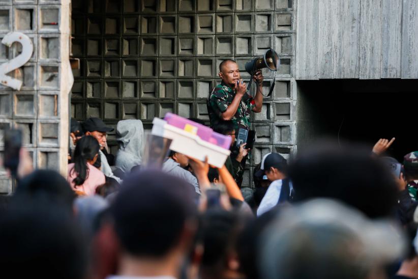 Rumah Anggota DPR Ahmad Sahroni Dikepung Massa - Bagian 5
