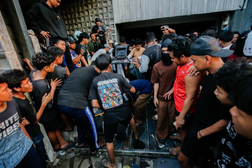 Rumah Anggota DPR Ahmad Sahroni Dikepung Massa - Bagian 3