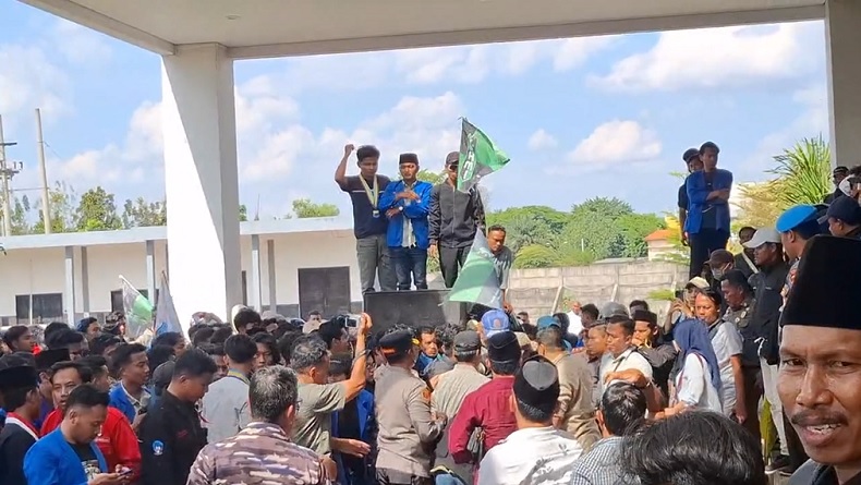 Demo di DPRD Bangkalan Diwarnai Kericuhan dan Pengusiran Bupati