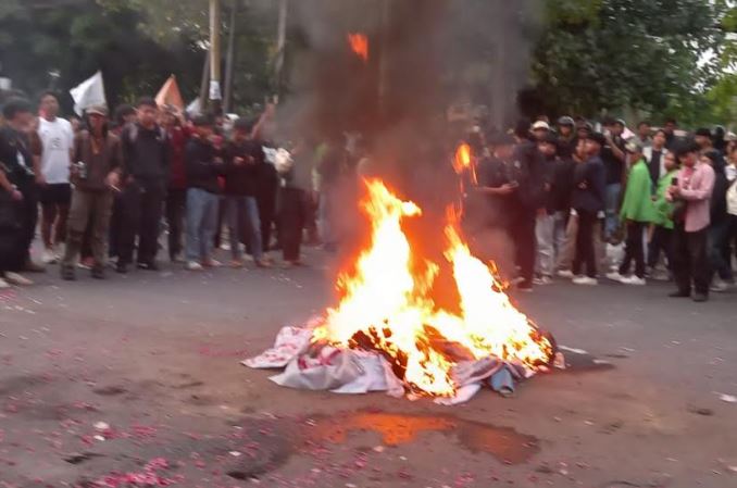 Bakar Ban, BEM Solo Raya Demo di Depan DPRD Solo Sampaikan Sejumlah Tuntutan