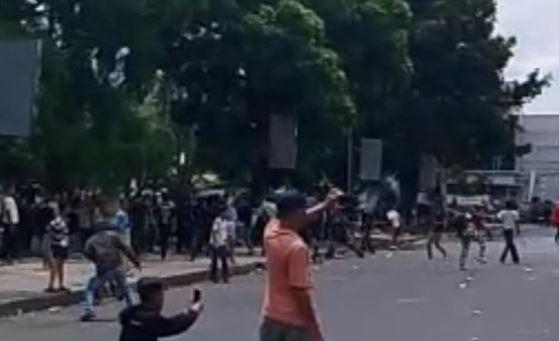 title Demo di DPRD OKU Ricuh, Massa Lempari Polisi Pakai Batu Dibalas Water Cannon Demo di DPRD OKU Ricuh, Massa Lempari Polisi Pakai Batu Dibalas Water Cannon