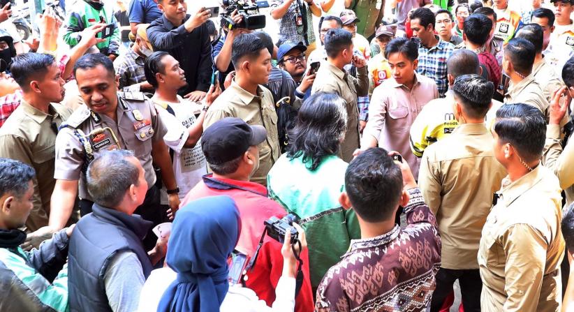 Wapres Gibran Bawa Satu Truk Isi Sembako, Dibagikan ke Driver Ojol di Stasiun Gondangdia - Bagian 3