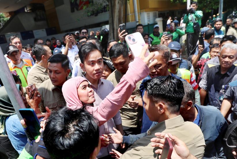 Wapres Gibran Bawa Satu Truk Isi Sembako, Dibagikan ke Driver Ojol di Stasiun Gondangdia - Bagian 4