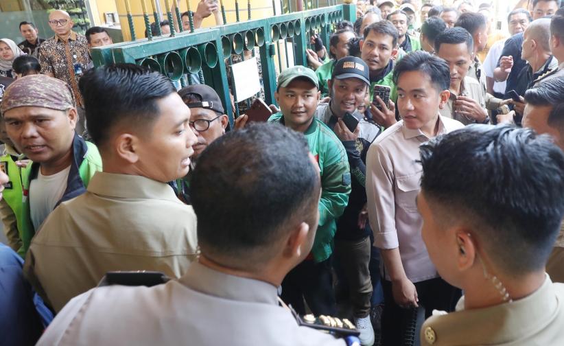 Wapres Gibran Bawa Satu Truk Isi Sembako, Dibagikan ke Driver Ojol di Stasiun Gondangdia - Bagian 5