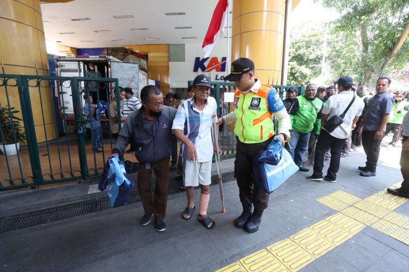 Wapres Gibran Bawa Satu Truk Isi Sembako, Dibagikan ke Driver Ojol di Stasiun Gondangdia - Bagian 7