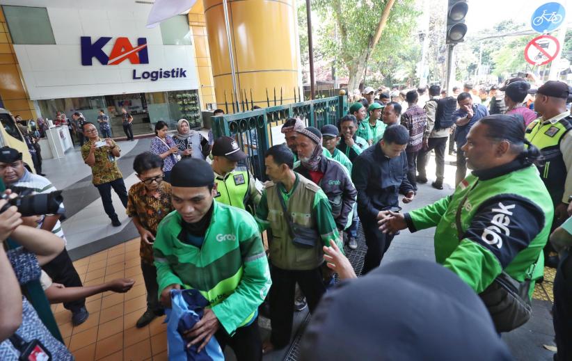 Wapres Gibran Bawa Satu Truk Isi Sembako, Dibagikan ke Driver Ojol di Stasiun Gondangdia - Bagian 6