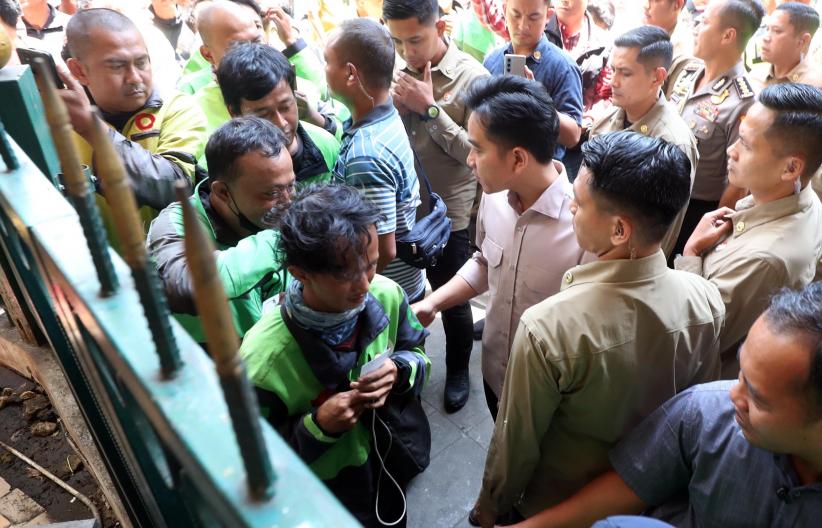 Wapres Gibran Bawa Satu Truk Isi Sembako, Dibagikan ke Driver Ojol di Stasiun Gondangdia - Bagian 1