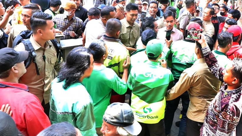 Wapres Gibran Bawa Satu Truk Isi Sembako, Dibagikan ke Driver Ojol di Stasiun Gondangdia - Bagian 2