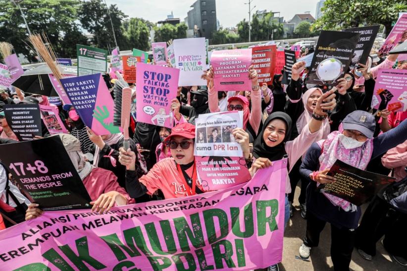 Berbaju Pink dan Bawa Sapu, Ratusan Perempuan Gelar Aksi Damai di DPR - Bagian 4