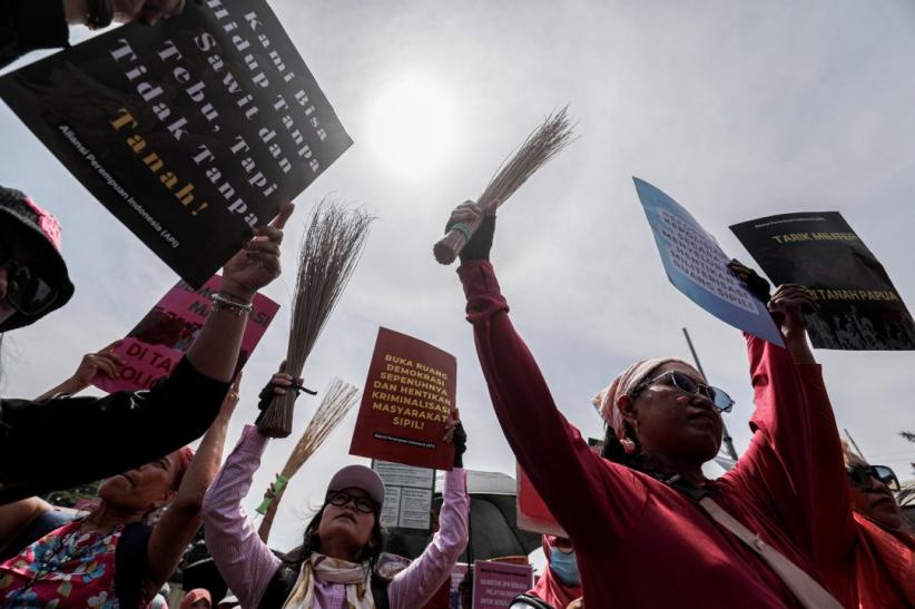 Berbaju Pink dan Bawa Sapu, Ratusan Perempuan Gelar Aksi Damai di DPR - Bagian 2