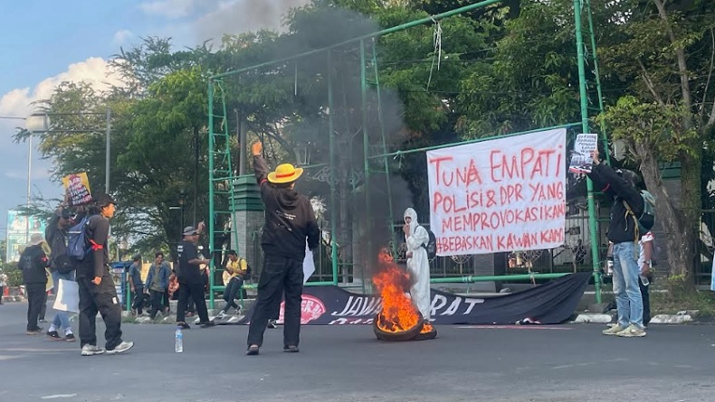 Demo di Bandung, Tabur Bunga dan Teatrikal Simbol Penolakan Tindakan Represif Aparat