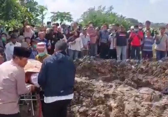 Kerabat Desak Polisi Tangkap Pelaku Pembunuhan Sahroni Sekeluarga di Indramayu