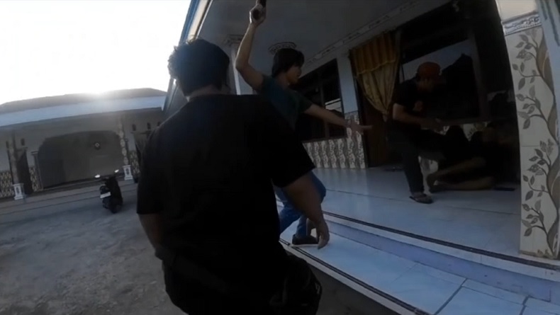 title Menegangkan Penggerebekan Maling Motor di Bangkalan, Polisi Lepaskan Beberapa Kali Tembakan Menegangkan Penggerebekan Maling Motor di Bangkalan, Polisi Lepaskan Beberapa Kali Tembakan