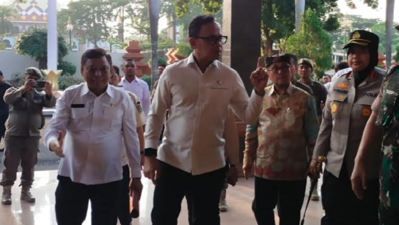 title Cek Kantor DPRD Cirebon Usai Kericuhan, Wamendagri Minta Pemda Tunda Kegiatan Seremoni Cek Kantor DPRD Cirebon Usai Kericuhan, Wamendagri Minta Pemda Tunda Kegiatan Seremoni