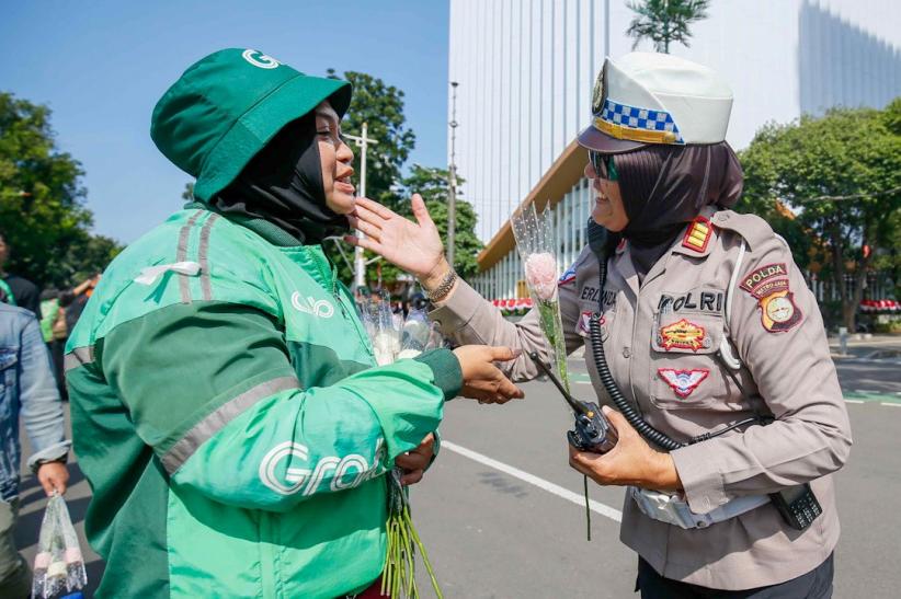 Aksi Damai, Driver Ojol dan Polisi Berpelukan - Bagian 3