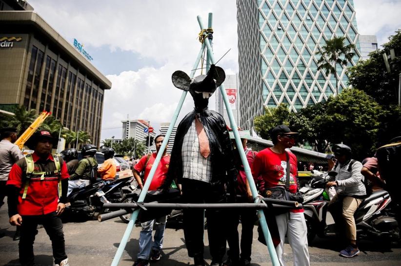 Aksi Buruh Bawa Miniatur Tikus Berdasi - Bagian 2