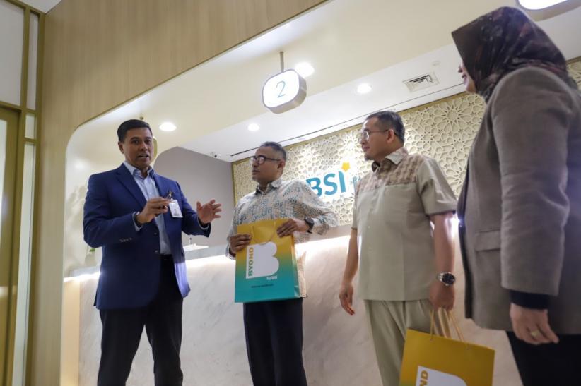 Dirut BSI Berikan Apresiasi kepada Nasabah - Bagian 4