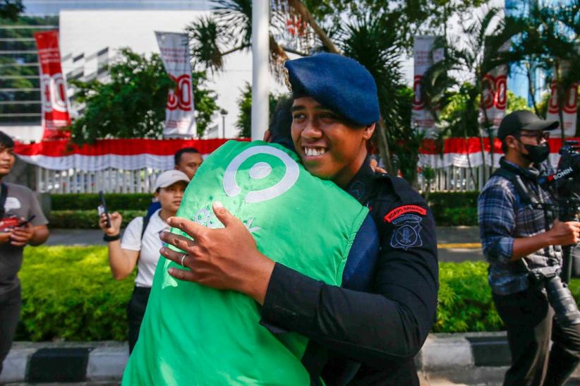 Aksi Damai, Driver Ojol dan Polisi Berpelukan - Bagian 2