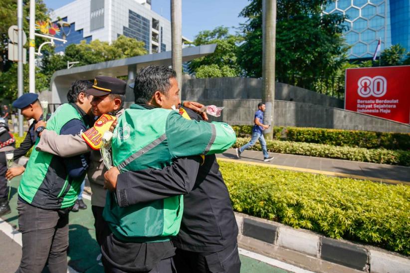 Aksi Damai, Driver Ojol dan Polisi Berpelukan - Bagian 1