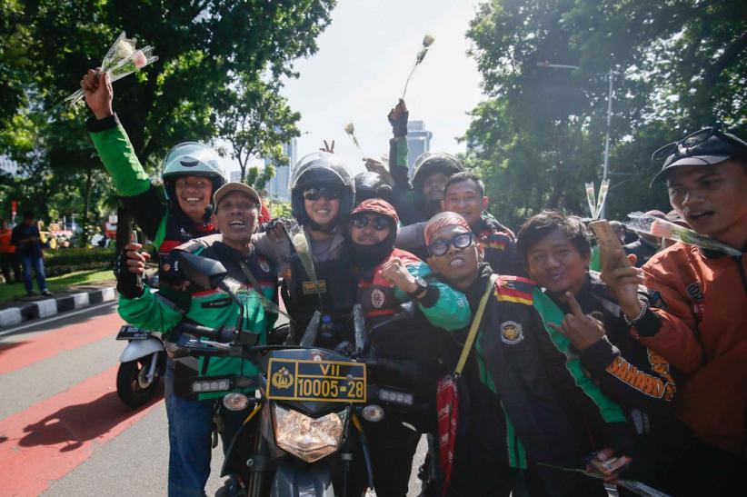 Aksi Damai, Driver Ojol dan Polisi Berpelukan - Bagian 5