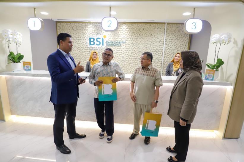 Dirut BSI Berikan Apresiasi kepada Nasabah - Bagian 3