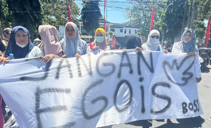 title Puluhan Emak-Emak di Bantaeng Adang Demonstran karena Tutup Jalan Puluhan Emak-Emak di Bantaeng Adang Demonstran karena Tutup Jalan