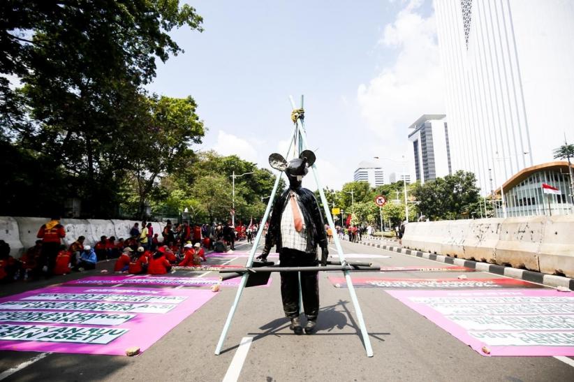 Aksi Buruh Bawa Miniatur Tikus Berdasi - Bagian 1