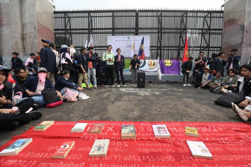 Mahasiswa Piknik di Depan DPR, Tagih 17+8 Tuntutan Rakyat - Bagian 4