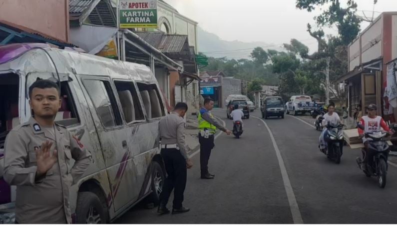title Kecelakaan Beruntun Minibus Peziarah Tabrak 7 Motor dan Mobil di Pemalang, 4 Luka Kecelakaan Beruntun Minibus Peziarah Tabrak 7 Motor dan Mobil di Pemalang, 4 Luka