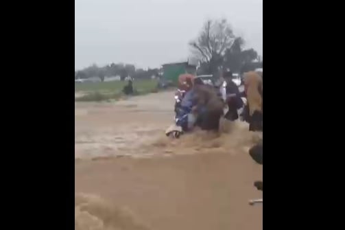 title Banjir Bandang Terjang Kantor Pemkab Pesisir Barat, Puluhan Kendaraan Terendam Banjir Bandang Terjang Kantor Pemkab Pesisir Barat, Puluhan Kendaraan Terendam