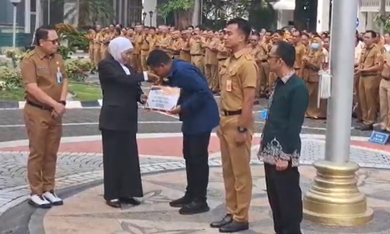 Khofifah Ganti Rugi Rp20 Juta bagi ASN Korban Motor Dibakar Massa saat Demo Ricuh