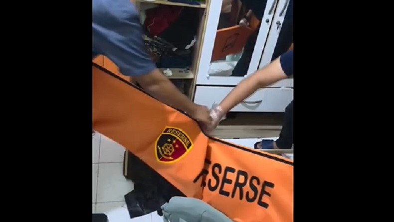 title Polisi Ungkap Pembunuhan Sadis di Surabaya, Potongan Tubuh Korban Ditemukan di Lemari Polisi Ungkap Pembunuhan Sadis di Surabaya, Potongan Tubuh Korban Ditemukan di Lemari