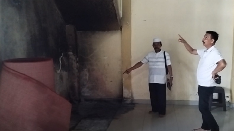 title Masjid Al Mujahidin di Makassar Dibakar OTK, Pelaku Terekam CCTV Masjid Al Mujahidin di Makassar Dibakar OTK, Pelaku Terekam CCTV