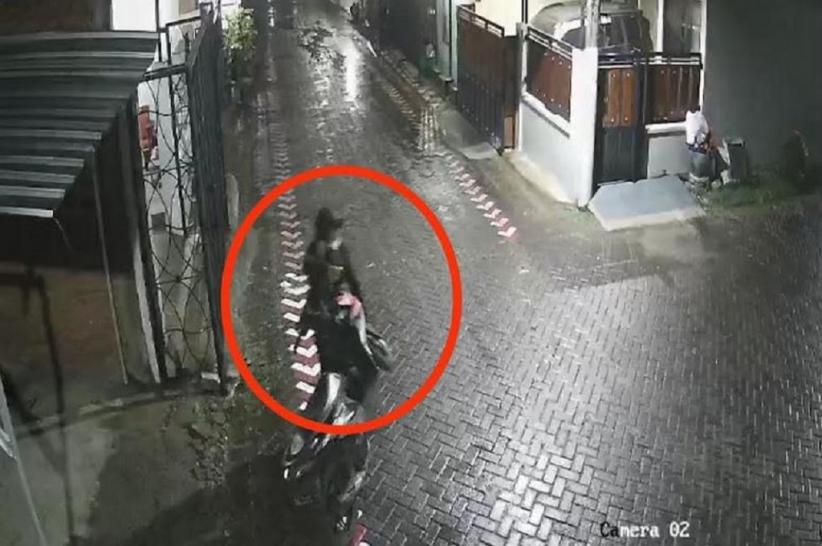 title Terekam CCTV, Aksi Maling Motor di Malang Angkat Kendaraan dari Rumah Warga Terekam CCTV, Aksi Maling Motor di Malang Angkat Kendaraan dari Rumah Warga