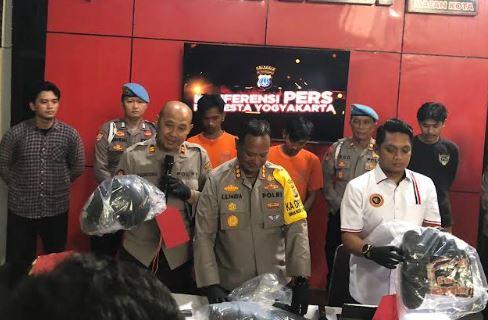 title 2 Pelaku Pelemparan Molotov Pos Polisi di Jogja Ditangkap, Terancam 12 Tahun Bui 2 Pelaku Pelemparan Molotov Pos Polisi di Jogja Ditangkap, Terancam 12 Tahun Bui